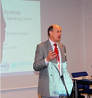 Пол Хонен выступает на заседании ООН по основным вопросам частного сектора [Вена, март 2012 г.]. Фотография: Управление ООН по борьбе с наркоманией и преступностью