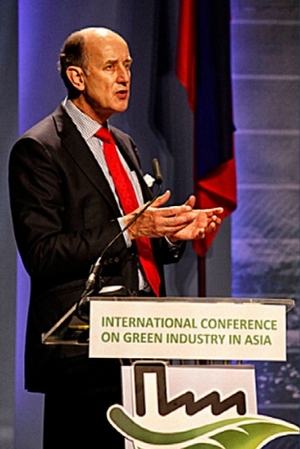 Выступление Пола Хонена на Конференции ЮНИДО по вопросам экологически безопасной промышленности [Манила, Филиппины, 2009 г.]. Фотография: ЮНИДО