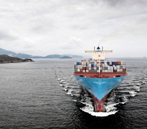 Контейнеровоз Maersk Line покидает порт Гонконга